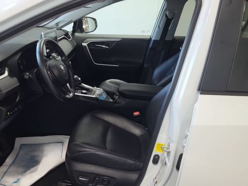 Used 2019 Toyota RAV4 Limited w/ Advanced Technology Package AWD/4WD image 3