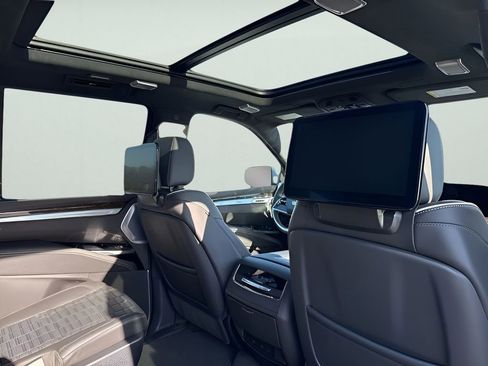 Used 2025 Cadillac Escalade Sport Platinum image 13