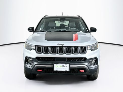 Used 2025 Jeep Compass Trailhawk AWD/4WD image 2