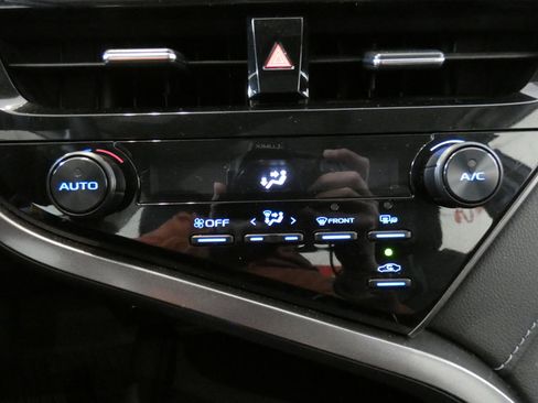 Used 2024 Toyota Camry SE image 13