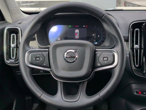 Used 2025 Volvo XC40 B5 Core image 21