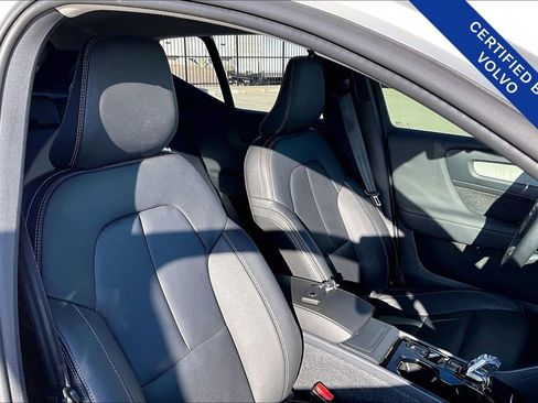 Used 2024 Volvo XC40 B5 Plus image 10