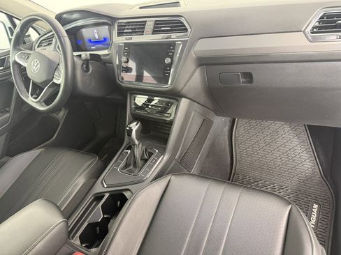 Used 2022 Volkswagen Tiguan SE w/ Panoramic Sunroof Package FWD image 11