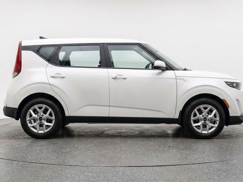 Used 2025 Kia Soul LX w/ LX Technology Package FWD image 11