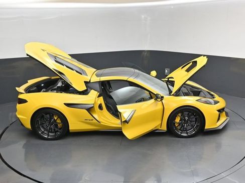 Used 2025 Chevrolet Corvette ZR1 w/ Stealth Interior Trim Package RWD image 18