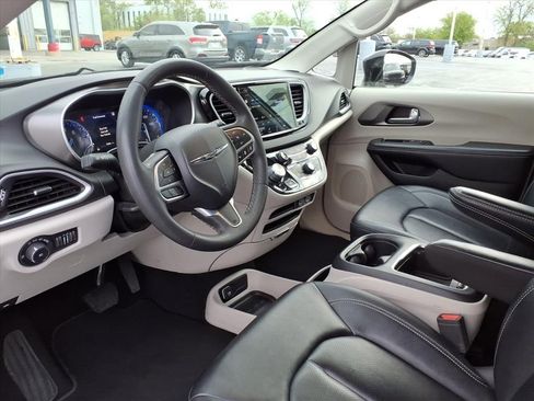 Certified 2024 Chrysler Pacifica Touring-L FWD image 8