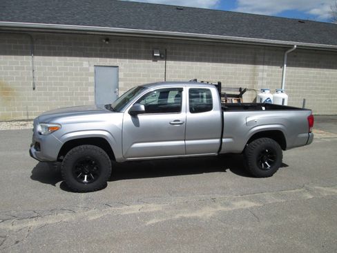Used 2016 Toyota Tacoma SR5 w/ SR Convenience Package AWD/4WD image 3