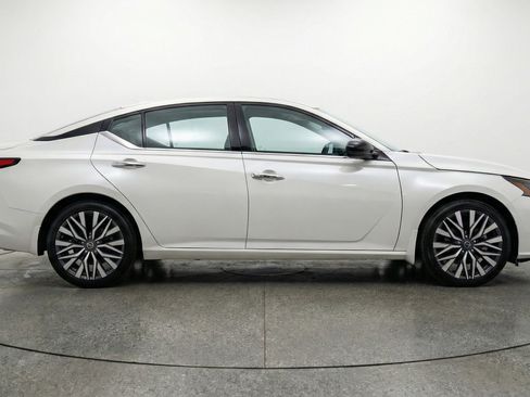Used 2025 Nissan Altima 2.5 SV image 11