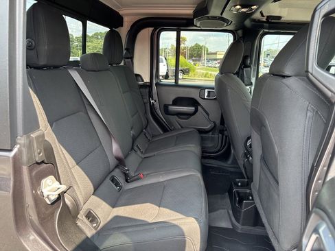 Used 2023 Jeep Gladiator Willys image 17
