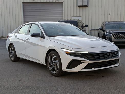 Certified 2025 Hyundai Elantra Sport w/ Cargo Package image 3