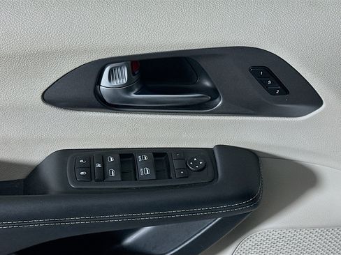 Used 2023 Chrysler Pacifica Touring-L image 15