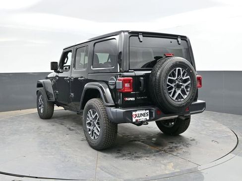 Used 2025 Jeep Wrangler Unlimited Sahara AWD/4WD image 8
