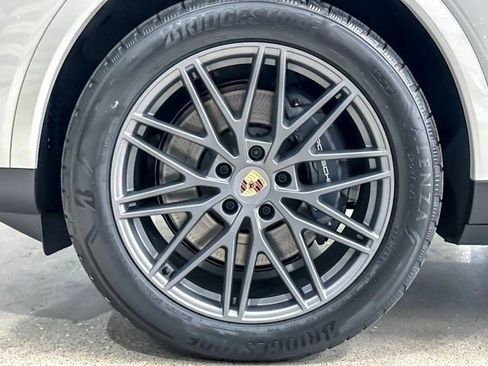 Certified 2025 Porsche Cayenne Coupe image 12