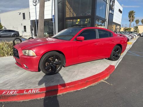 Used 2013 Dodge Charger SXT w/ Blacktop Pkg RWD image 3