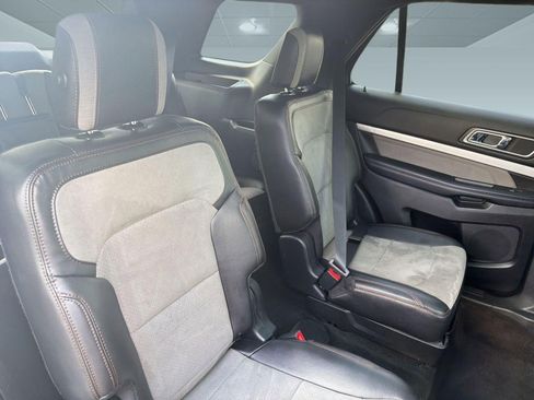 Used 2017 Ford Explorer XLT w/ Equipment Group 202A AWD/4WD image 26