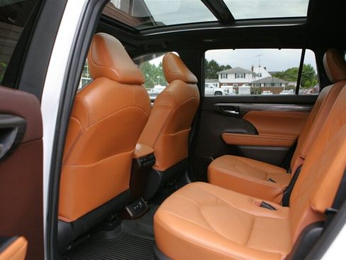 Used 2021 Toyota Highlander Platinum AWD/4WD image 15