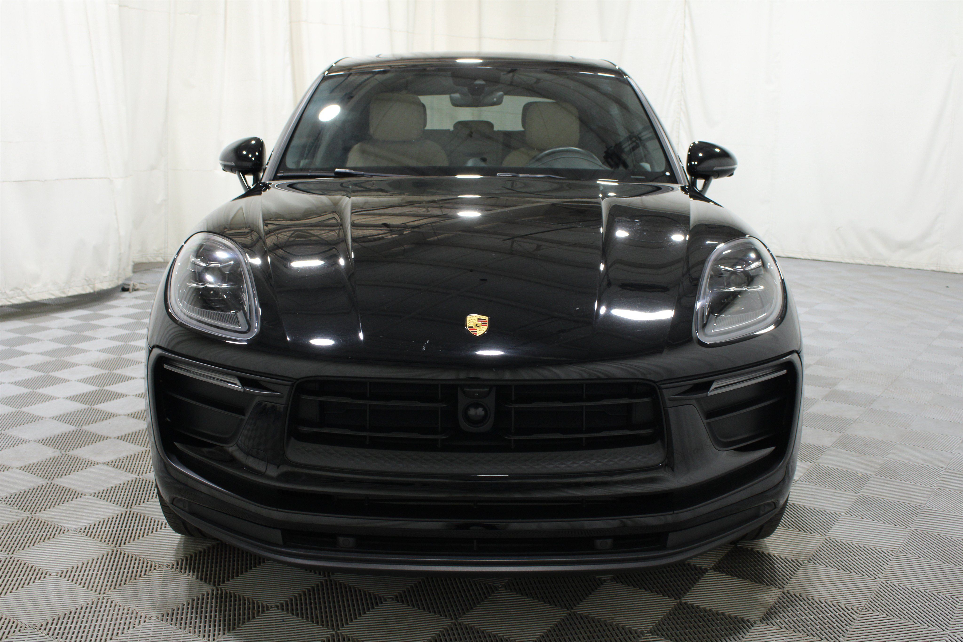 Used 2024 Porsche Macan AWD/4WD image 34