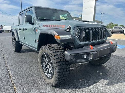 Used 2024 Jeep Gladiator Mojave w/ Convenience Group image 2