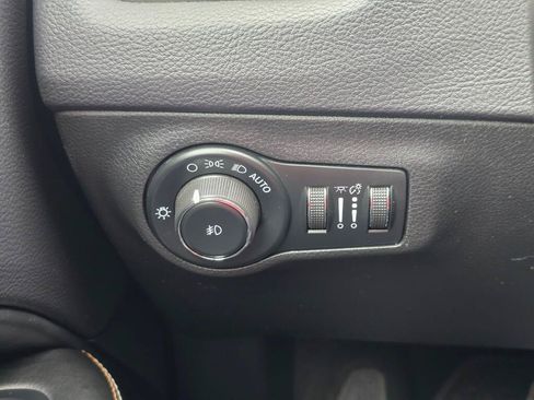 Used 2017 Jeep Compass Latitude w/ Popular Equipment Group FWD image 31