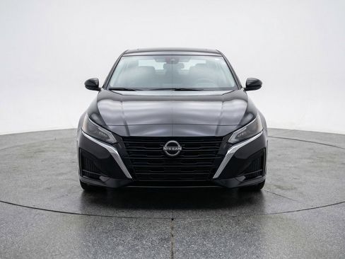 Used 2025 Nissan Altima 2.5 SV FWD image 2