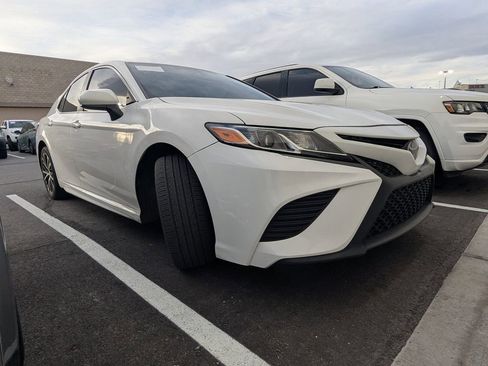 Certified 2020 Toyota Camry SE image 3