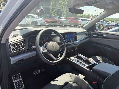 Used 2024 Volkswagen Atlas Peak Edition SE AWD/4WD image 8