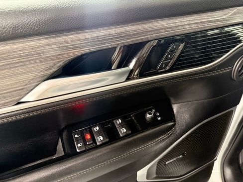 Used 2024 Jeep Wagoneer L Series II image 12