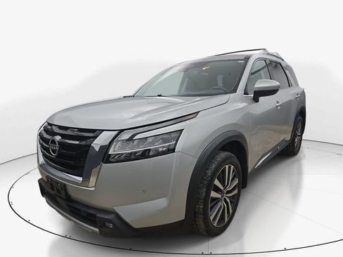 Used 2022 Nissan Pathfinder Platinum w/ Cargo Package FWD image 10