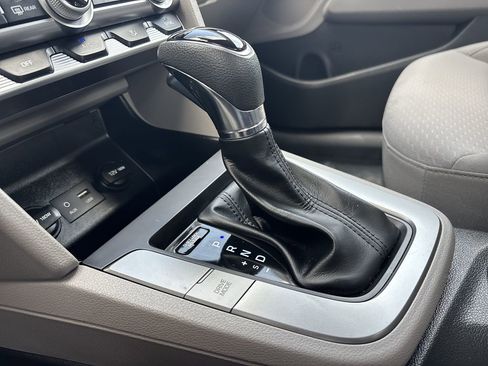 Used 2020 Hyundai Elantra SE FWD image 22