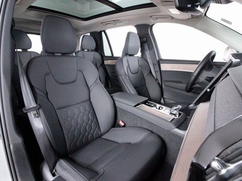 Certified 2025 Volvo XC90 B6 Plus image 22