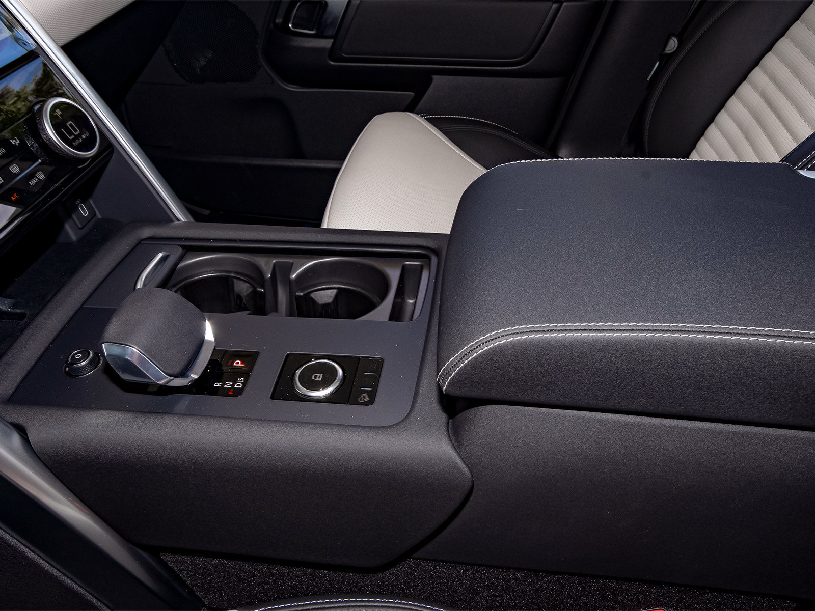 New 2026 Land Rover Discovery Limited Edition AWD/4WD image 29