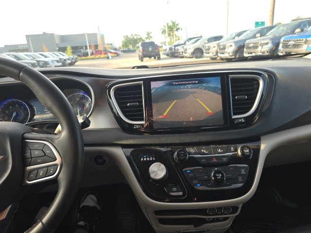 Used 2022 Chrysler Pacifica Touring-L FWD image 15