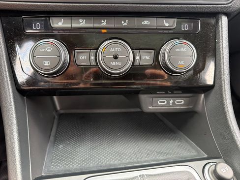 Certified 2024 Volkswagen Jetta SE w/ Panoramic Sunroof Package FWD image 17