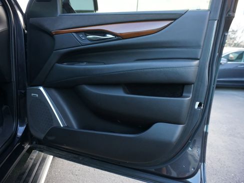 Used 2017 Cadillac Escalade Premium Luxury image 12