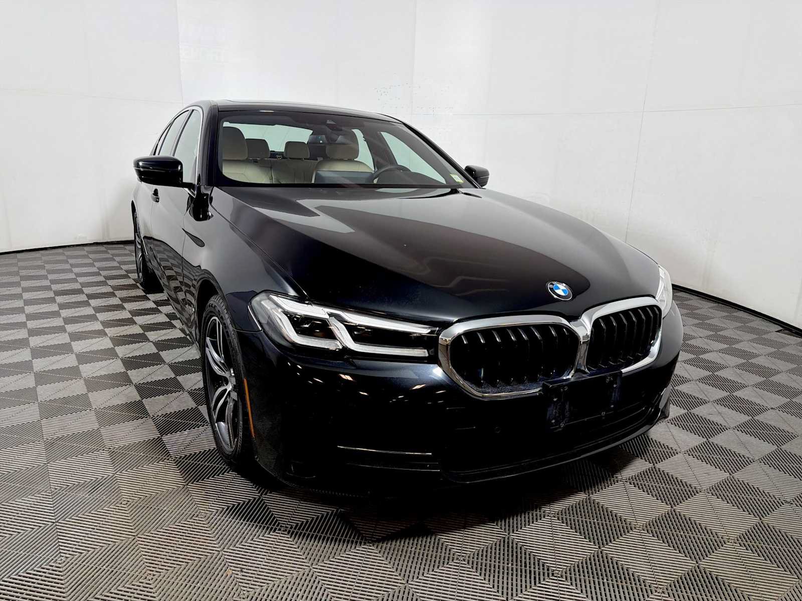 Used 2023 BMW 530i xDrive w/ Convenience Package AWD/4WD image 2
