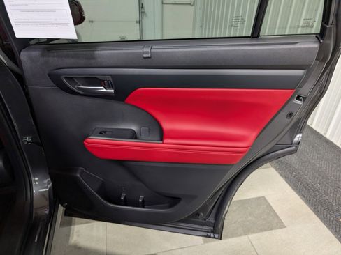 Used 2025 Toyota Highlander XSE image 28