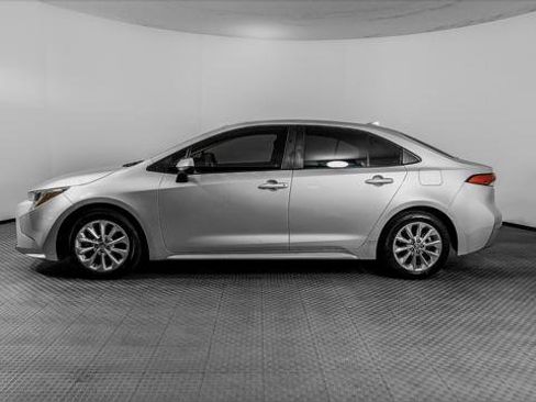 Used 2022 Toyota Corolla LE w/ LE Convenience Package FWD image 3