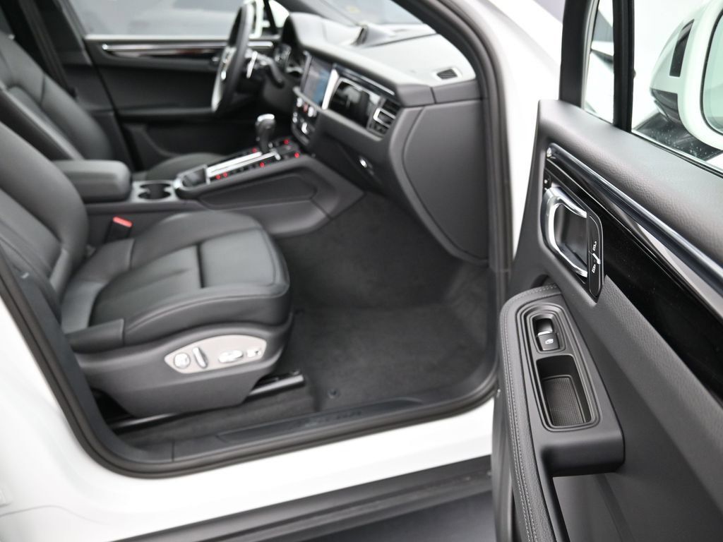 Certified 2025 Porsche Macan AWD/4WD image 29