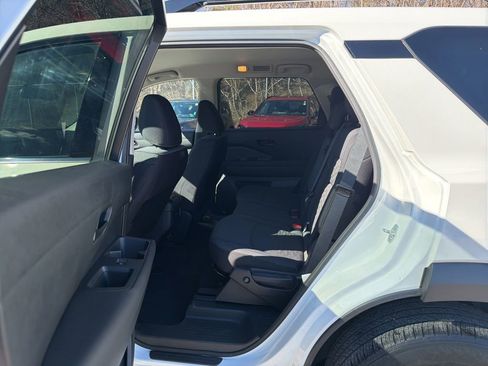 Used 2025 Nissan Pathfinder SV image 9