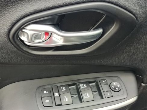 Used 2021 Jeep Cherokee Latitude Lux w/ Comfort/Convenience Group image 12