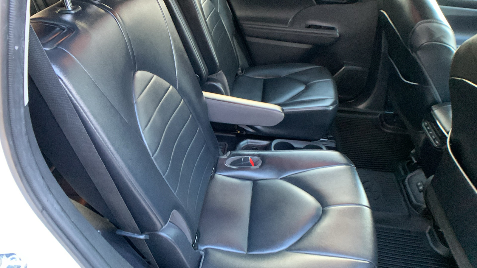 Used 2021 Toyota Highlander XLE AWD/4WD image 25
