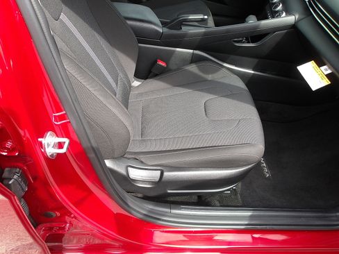 Certified 2025 Hyundai Elantra SE image 9