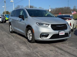 Used 2024 Chrysler Pacifica Touring-L video 2