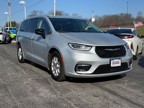 Used 2024 Chrysler Pacifica Touring-L image 2