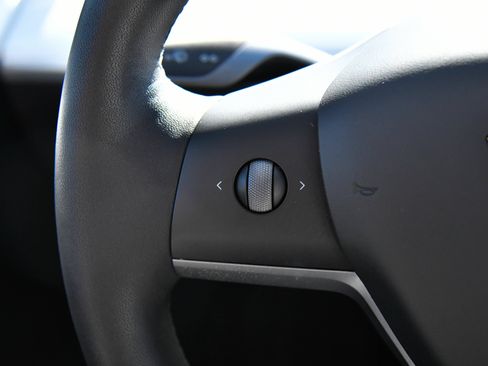 Used 2023 Tesla Model Y Long Range AWD/4WD image 29