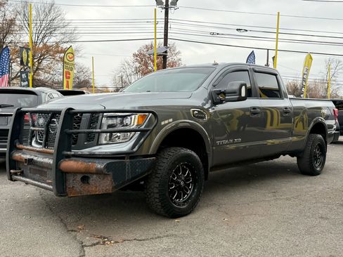 Used 2017 Nissan Titan PRO-4X w/ Pro-4x Convenience Package image 3