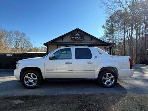 Used 2013 Chevrolet Avalanche LTZ image 3