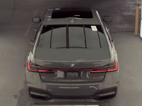 Used 2022 BMW 740i w/ M Sport Package RWD image 5