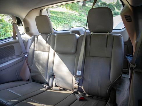 Used 2013 Chrysler Town & Country Touring-L w/ Driver Convenience Group FWD image 28