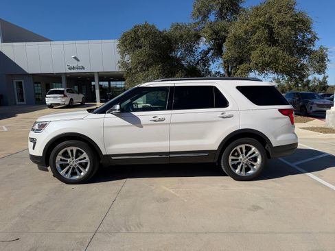Used 2018 Ford Explorer XLT w/ Equipment Group 202A image 3